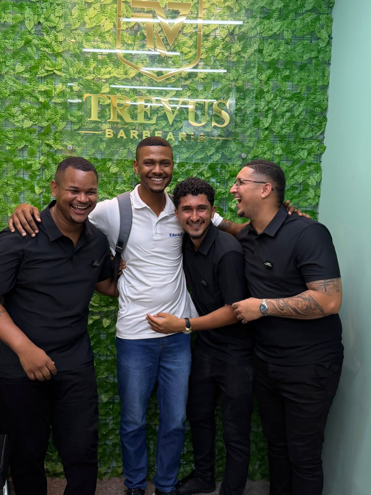 Os sócios com clientes na inauguração.