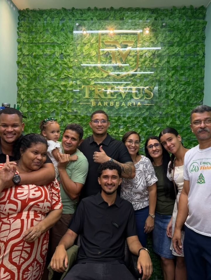 Família e amigos reunidos na inauguração da Trevus.